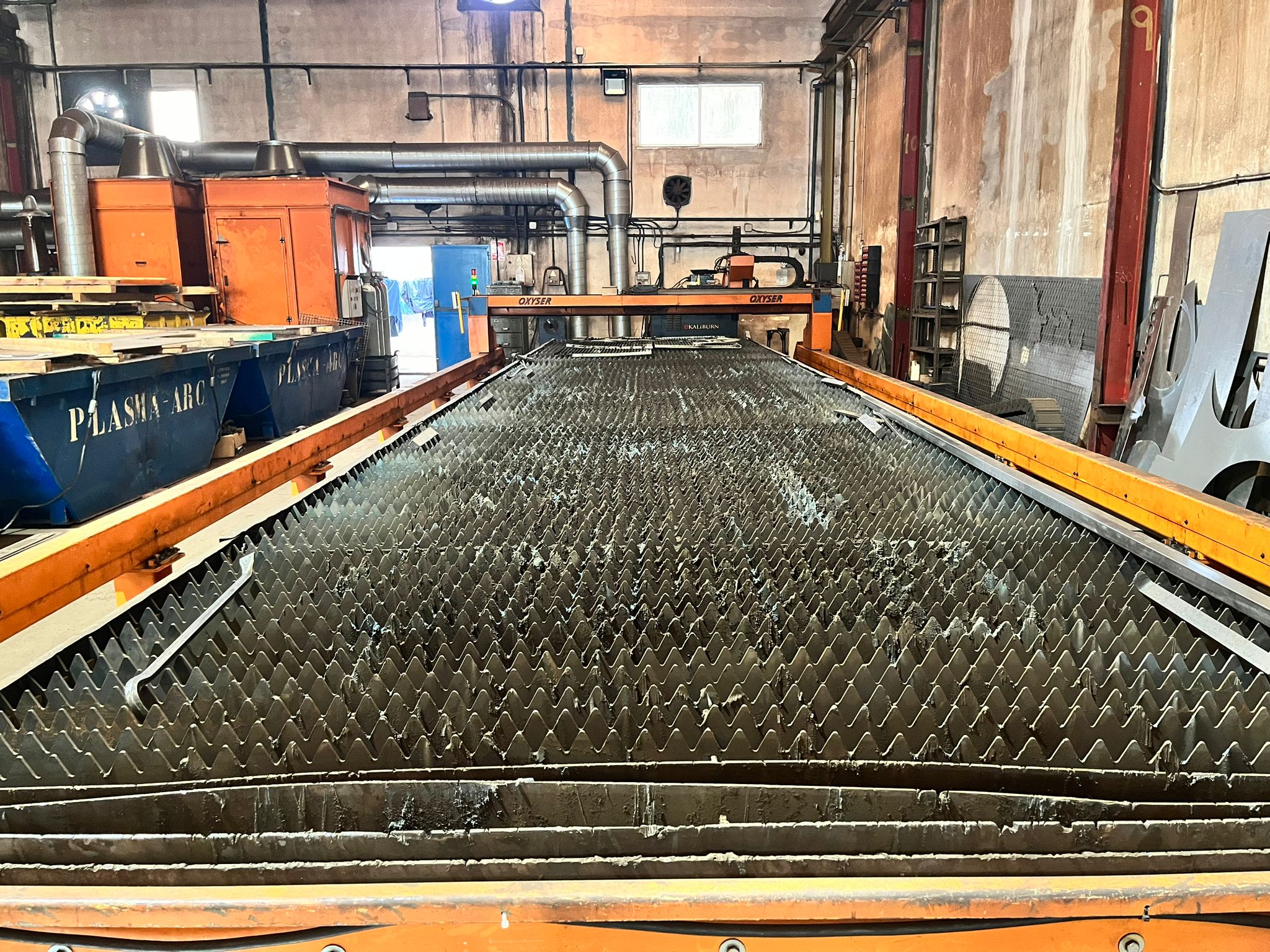 Taller de José Huerta S.L. con maquinaria de corte en Aldaia